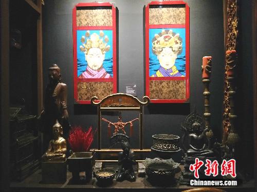 “我非常喜欢北京,喜欢后海,尤喜古董店。”曾经行走世界,踏访亚洲各国的希金斯说:“在我的眼中,古老的也是时尚的;东西方文明始终相互吸引、对话、融合,不曾中断。”高天胤(通讯员) 摄 “我非常喜欢北京,喜欢后海,尤喜古董店。”曾经行走世界,踏访亚洲各国的希金斯说:“在我的眼中,古老的也是时尚的;东西方文明始终相互吸引、对话、融合,不曾中断。”高天胤(通讯员) 摄