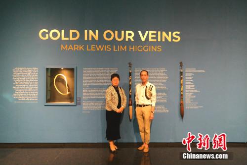 策展人、菲律宾艺术家马克·刘易斯·林·希金斯(MARK LEWIS LIM HIGGINS)接受<a target='_blank' href='http://www.chinanews.com/'>中新社</a>记者采访。高天胤(通讯员) 摄