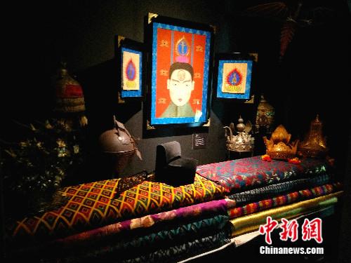 希金斯希望以这个展览印证亚洲各国文明“你中有我,我中有你”,对话与融合是几千来流淌在亚洲文明血液里的金子。 图为展览中体现亚洲各国文明元素的艺术品。高天胤(通讯员) 摄 希金斯希望以这个展览印证亚洲各国文明“你中有我,我中有你”,对话与融合是几千来流淌在亚洲文明血液里的金子。 图为展览中体现亚洲各国文明元素的艺术品。高天胤(通讯员) 摄