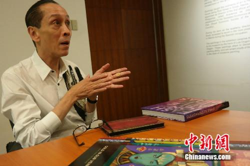 希金斯说:“在我的眼中,古老的也是时尚的;东西方文明始终相互吸引、对话、融合,不曾中断。”关向东 摄 希金斯说:“在我的眼中,古老的也是时尚的;东西方文明始终相互吸引、对话、融合,不曾中断。”关向东 摄