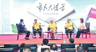 “汉派讲解铁三角”魏汉奎、余义未、郑东武(从左至右)做客市民大讲堂。长江日报记者刘斌 摄 “汉派讲解铁三角”魏汉奎、余义未、郑东武(从左至右)做客市民大讲堂。长江日报记者刘斌 摄