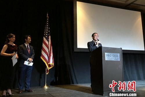 当地时间5月11日晚,中国驻旧金山总领事王东华(右)在论坛闭幕晚宴致辞。为期两天的第四届“中美二战友谊暨飞虎队历史论坛”,当晚在美国内华达州拉斯维加斯落幕。<a target='_blank' href='http://www.chinanews.com/'>中新社</a>记者 张朔 摄 当地时间5月11日晚,中国驻旧金山总领事王东华(右)在论坛闭幕晚宴致辞。为期两天的第四届“中美二战友谊暨飞虎队历史论坛”,当晚在美国内华达州拉斯维加斯落幕。<a target='_blank' href='http://www.chinanews.com/'>中新社</a>记者 张朔 摄