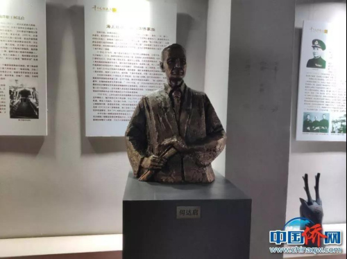 骑楼老街文化展示馆何达启塑像。 吴侃 摄 骑楼老街文化展示馆何达启塑像。 吴侃 摄