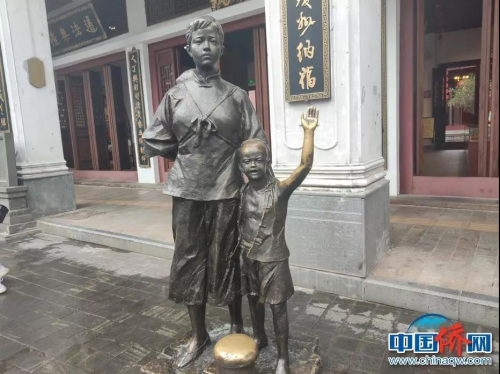 老街上的雕塑“送别”。吴侃 摄 老街上的雕塑“送别”。吴侃 摄