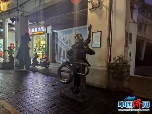老街上的雕塑“下南洋”。吴侃 摄 老街上的雕塑“下南洋”。吴侃 摄