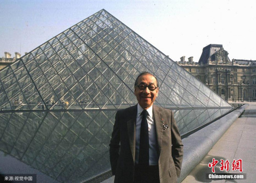 　图为1989年3月3日，法国巴黎，建筑大师贝聿铭在他设计建造的卢浮宫金字塔前留影。