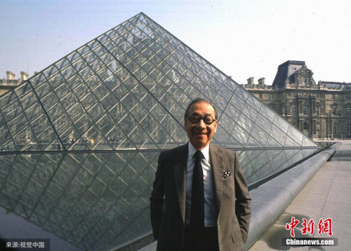 图为1989年3月3日,法国巴黎,建筑大师贝聿铭在他设计建造的卢浮宫金字塔前留影。 图为1989年3月3日,法国巴黎,建筑大师贝聿铭在他设计建造的卢浮宫金字塔前留影。