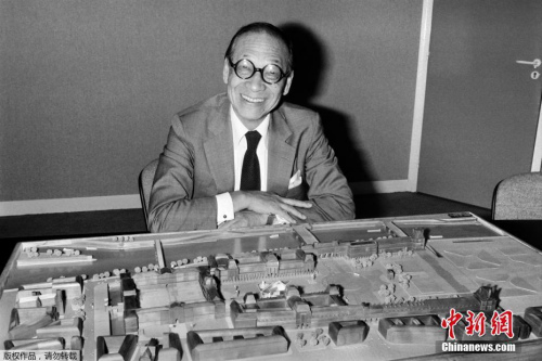 图为1985年9月27日,享誉世界的华裔建筑大师贝聿铭在法国巴黎卢浮宫玻璃金字塔沙盘前。 图为1985年9月27日,享誉世界的华裔建筑大师贝聿铭在法国巴黎卢浮宫玻璃金字塔沙盘前。
