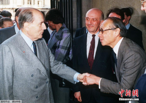 图为1989年3月29日,法国前总统密特朗(左)在出席巴黎卢浮宫金字塔开幕式时与贝聿铭(右)握手。 图为1989年3月29日,法国前总统密特朗(左)在出席巴黎卢浮宫金字塔开幕式时与贝聿铭(右)握手。
