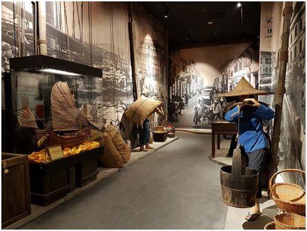 “飘洋过海，落户他乡”展区。清末时期，移民潮下南洋的时候，很多华人先辈从码头登陆，最初的工作也是在码头。（图片来自华人博物馆）