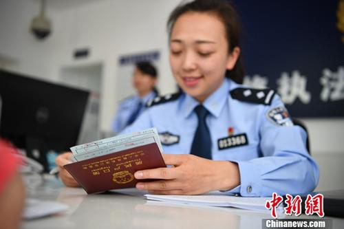 资料图:工作人员办理户籍业务。<a target='_blank' href='http://www.chinanews.com/'>中新社</a>记者 刘冉阳 摄 资料图:工作人员办理户籍业务。<a target='_blank' href='http://www.chinanews.com/'>中新社</a>记者 刘冉阳 摄