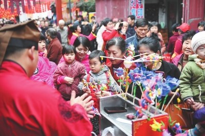 莆阳宋城庙会上,捏面人摊位大受欢迎。 莆阳宋城庙会上,捏面人摊位大受欢迎。
