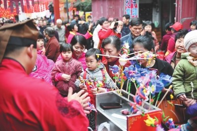 莆阳宋城庙会上，捏面人摊位大受欢迎。