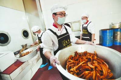 把肉条炸至金黄色且漂浮油面之上,方可起锅,再盛于大盆放凉。 把肉条炸至金黄色且漂浮油面之上,方可起锅,再盛于大盆放凉。