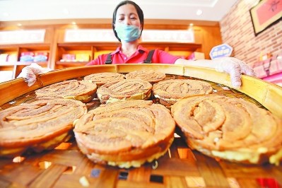 金黄香浓的“美琼肉粕”瞬间充斥着整个味蕾,吸引不少海外侨胞、台胞及游人前往品尝。 金黄香浓的“美琼肉粕”瞬间充斥着整个味蕾,吸引不少海外侨胞、台胞及游人前往品尝。