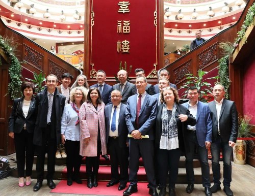 伊达尔戈与华人、华商代表在座谈会前合影。(图片来源:欧洲时报记者 孔帆 摄) 伊达尔戈与华人、华商代表在座谈会前合影。(图片来源:欧洲时报记者 孔帆 摄)