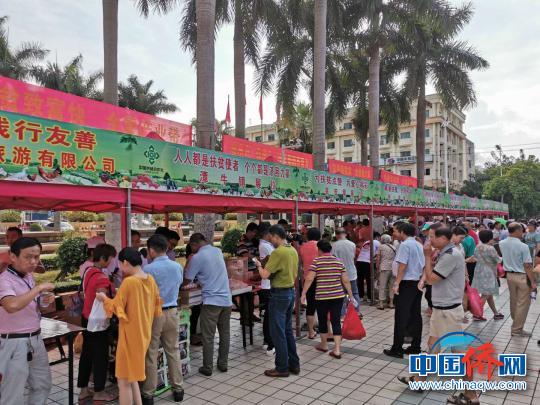 图为集市活动现场。 黄良策 摄 图为集市活动现场。 黄良策 摄
