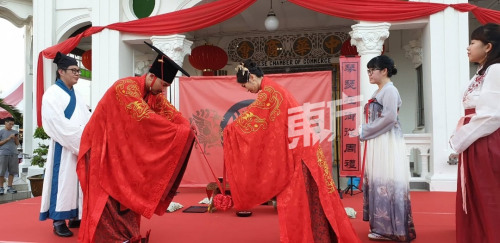 大马一对新人别开生面 办中国古籍《周礼》婚礼。(图片来源:马来西亚《诗华日报》) 大马一对新人别开生面 办中国古籍《周礼》婚礼。(图片来源:马来西亚《诗华日报》)