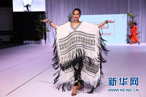 一位女模在展示设计独特的服装。(张永兴 摄) 一位女模在展示设计独特的服装。(张永兴 摄)