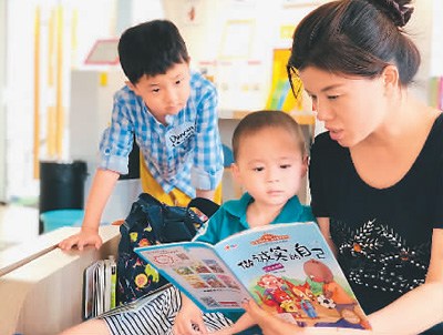 　儿童图书馆内，家长正在为孩子阅读绘本。 　　本报记者 孙亚慧 摄