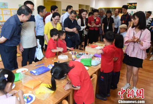 图为5月30日，代表团一行参观位于福州滨海新城的融侨赛德伯学校。　张斌 摄