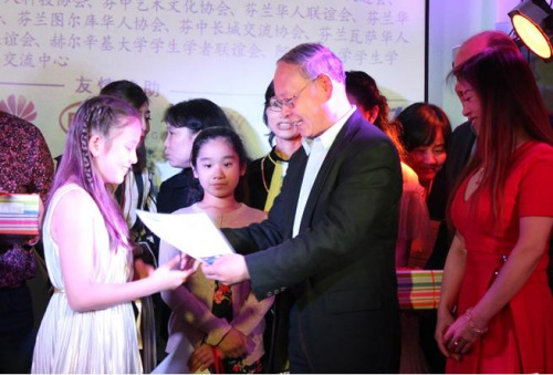 中国驻芬兰大使馆文化参赞游翼先生为蒋圣来小朋友颁发证书