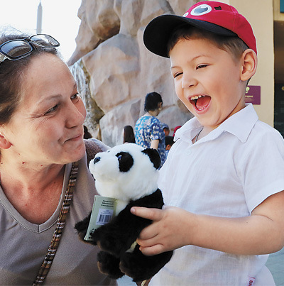 收到大熊猫玩偶的俄罗斯小朋友开心极了。人民日报记者 白 阳摄