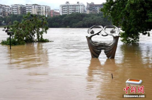  6月10日凌晨起，福建三明普降暴雨，受持续强降雨影响，市区多个小区出现山体滑坡、内涝情况。一些小区路面整体被淹，低洼地带的水深近两米，不少车辆被淹没顶，部分学校停课。经过多部门紧张抢修，目前市内积水已退，市政等部门正抓紧清理淤泥垃圾，居民也陆续返回家中开始清理被淹物品。自6月6日以来的强降雨过程重创福建，已导致三明、南平、龙岩3市共7万余人受灾。张斌 摄 