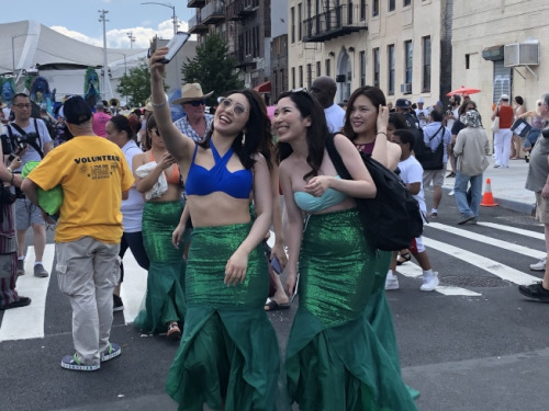 纽约上万民众精心打扮前来参与美人鱼游行。(美国《世界日报》/颜洁恩 摄)