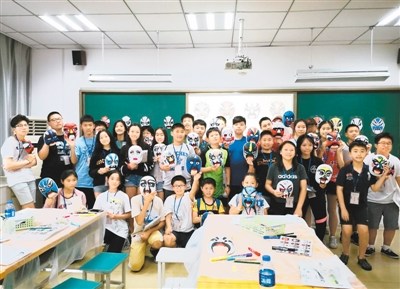 绘制脸谱课上,孩子们完成了一张张色彩斑斓、造型夸张的脸谱。(薛景文摄) 绘制脸谱课上,孩子们完成了一张张色彩斑斓、造型夸张的脸谱。(薛景文摄)