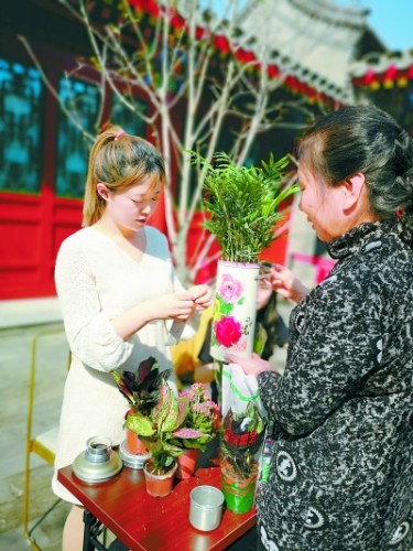 中央美院师生和居民一起建设微花园。本报记者 于丽爽摄