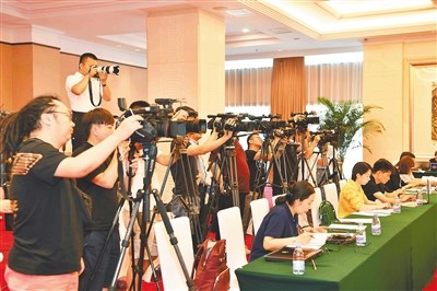 七月三日,公安部在北京召开新闻发布会通报出台支持海南全面深化改革开放政策措施,吸引了国内外众多媒体关注。 本报记者 良子 通讯员 菅元凯 摄 七月三日,公安部在北京召开新闻发布会通报出台支持海南全面深化改革开放政策措施,吸引了国内外众多媒体关注。 本报记者 良子 通讯员 菅元凯 摄