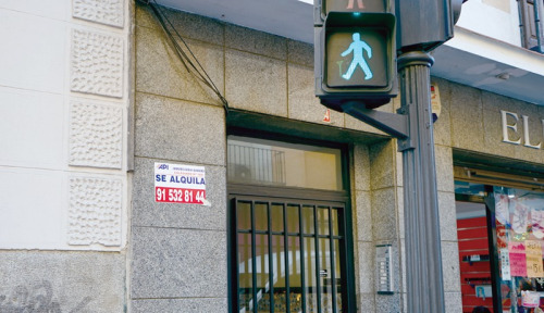 马德里市中心一处住宅楼门前,张贴着住宅招租广告。(欧洲时报/孔庆锐 摄) 马德里市中心一处住宅楼门前,张贴着住宅招租广告。(欧洲时报/孔庆锐 摄)