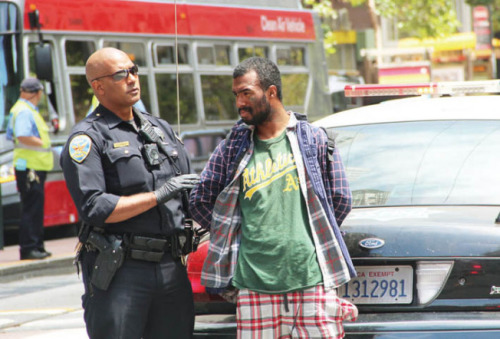 警方现场拘捕的一名嫌犯。遇袭的中国游客也指认此人。(来源:美国《世界日报》记者李晗 摄 ) 警方现场拘捕的一名嫌犯。遇袭的中国游客也指认此人。(来源:美国《世界日报》记者李晗 摄 )