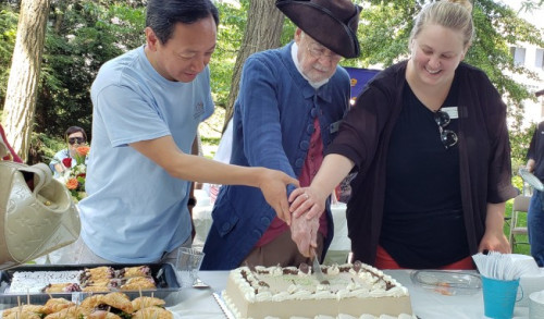 王华( 左)与勒星顿历史协会前董事会主席Bill Poole (中)、主任Erica Dumont(右) 合切感谢CAAL义工蛋糕。(图片来源:美国《世界日报》唐嘉丽/摄) 王华( 左)与勒星顿历史协会前董事会主席Bill Poole (中)、主任Erica Dumont(右) 合切感谢CAAL义工蛋糕。(图片来源:美国《世界日报》唐嘉丽/摄)