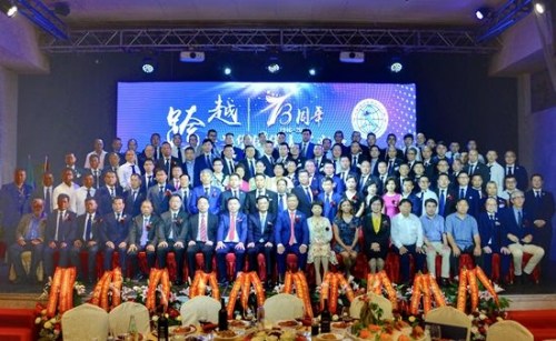 出席庆典活动的领导和米兰华侨华人工商会第十一届理事会会长团合影。(图片来源:欧联社 赵建斌/摄) 出席庆典活动的领导和米兰华侨华人工商会第十一届理事会会长团合影。(图片来源:欧联社 赵建斌/摄)