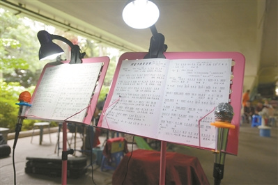 广州沙面,“大戏”每周四准时上演。 广州沙面,“大戏”每周四准时上演。