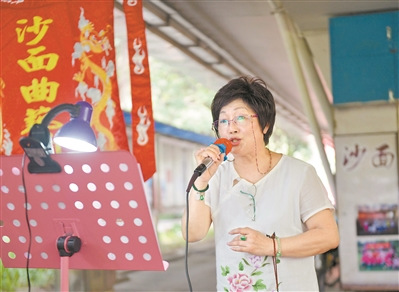 沙面粤剧曲艺团卢美云现场唱戏。 沙面粤剧曲艺团卢美云现场唱戏。