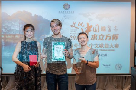 成人组第一名李亚德(中),第二名钟晓(右)和第三名褚格格(左) 成人组第一名李亚德(中),第二名钟晓(右)和第三名褚格格(左)