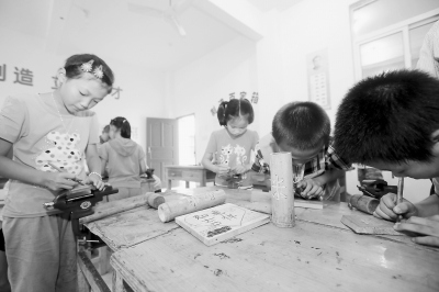 四堡中心小学学生在学习雕版课程。
