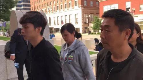 章父章荣高(右)、母叶丽凤(中)、弟弟章新阳(左)。(图片来源:美国《世界日报》特派员黄惠玲 摄) 章父章荣高(右)、母叶丽凤(中)、弟弟章新阳(左)。(图片来源:美国《世界日报》特派员黄惠玲 摄)