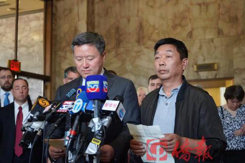 章容高(右)在声明中希望罪犯克里斯滕森能无条件说出章莹颖的遗体下落。萧芸摄 章容高(右)在声明中希望罪犯克里斯滕森能无条件说出章莹颖的遗体下落。萧芸摄