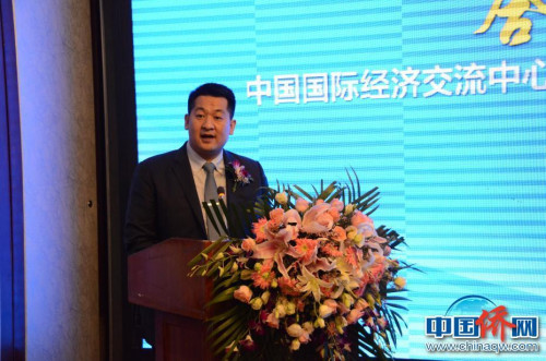 侨资企业家佘伦凯在签约仪式现场讲话。(王盼盼 摄