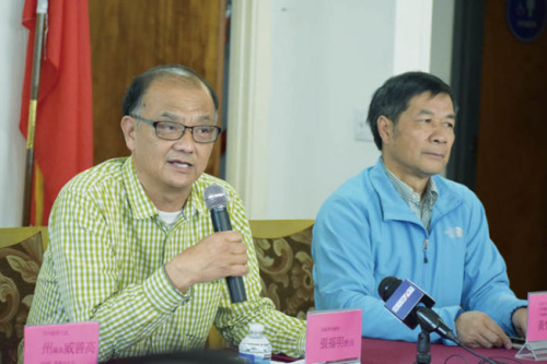 华商总会会长张福明(左)及宁阳总会馆主席黄楚文听取华人小区的意见心声。(图片来源:美国《世界日报》记者李秀兰 摄) 华商总会会长张福明(左)及宁阳总会馆主席黄楚文听取华人小区的意见心声。(图片来源:美国《世界日报》记者李秀兰 摄)