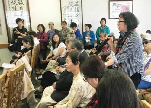 参加会议的郑玛莉(右面站立者)及许多华裔踊跃发言,分享心情。(图片来源:美国《世界日报》记者李秀兰 摄) 参加会议的郑玛莉(右面站立者)及许多华裔踊跃发言,分享心情。(图片来源:美国《世界日报》记者李秀兰 摄)