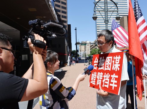 一位示威者在接受新闻媒体的采访。 一位示威者在接受新闻媒体的采访。