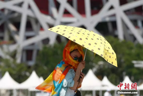 7月4日，游客撑伞游览北京奥林匹克公园。当日北京局地气温突破40℃大关。<a target='_blank' href='http://www.chinanews.com/'>中新社</a>记者 富田 摄