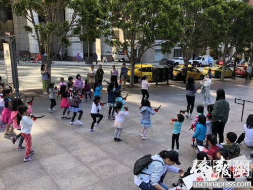 孩子们一点都不胆怯街头表演。 孩子们一点都不胆怯街头表演。