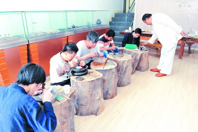 图:金永才指导徒弟传习乌铜走银制作技艺(肖依群) 图:金永才指导徒弟传习乌铜走银制作技艺(肖依群)