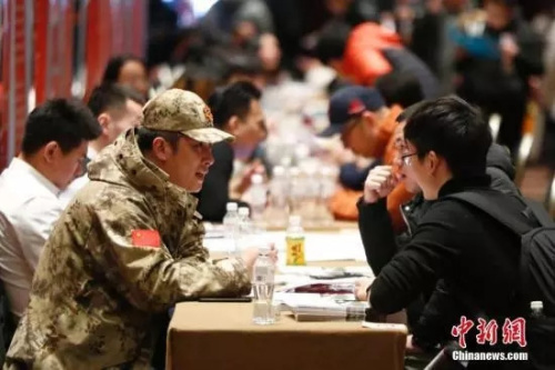资料图：退役士兵应聘会现场。<a target='_blank' href='http://www.chinanews.com/'>中新社</a>记者 富田 摄